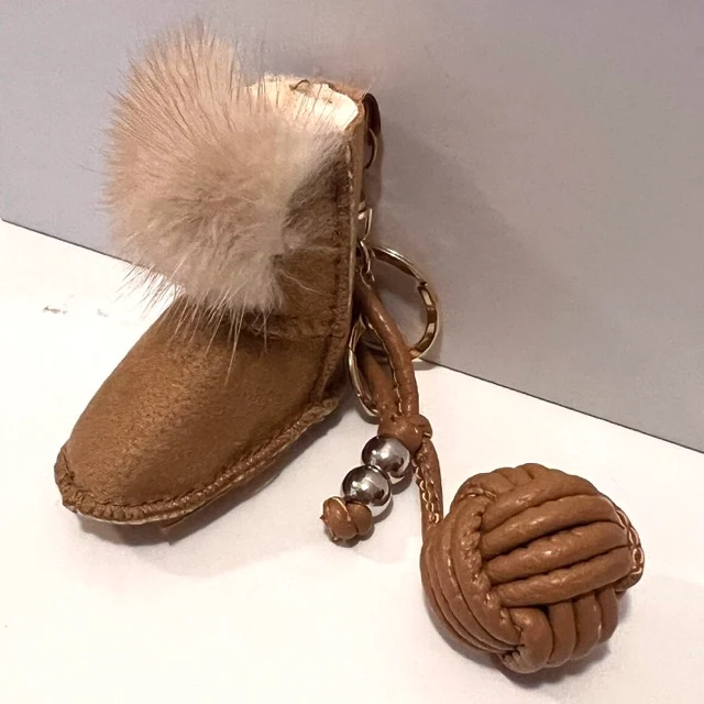 Taschen Anhänger Fell Stiefel Knoten