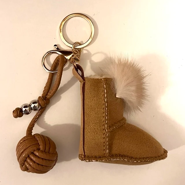 Taschen Anhänger Fell Stiefel Knoten