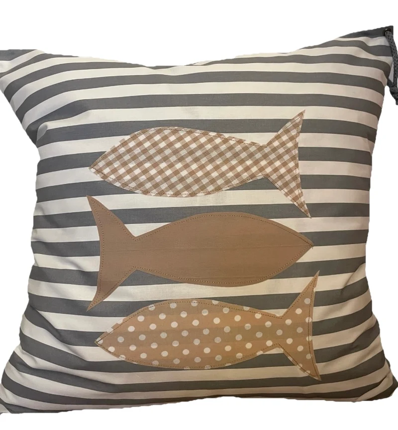 Maritime Kissenhülle, Landhausstil Kissenbezug *Fische* grau/weiß gestreift
