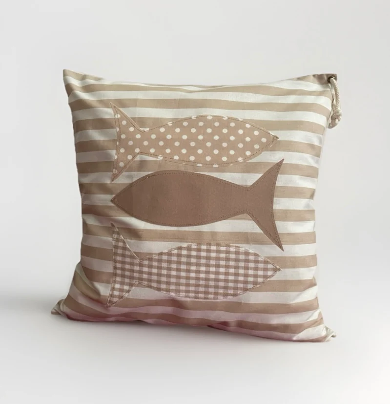Maritime Kissenhülle, Landhausstil Kissenbezug *Fische* beige/weiß gestreift