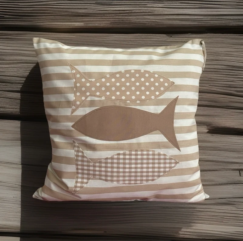 Maritime Kissenhülle, Landhausstil Kissenbezug *Fische* beige/weiß gestreift