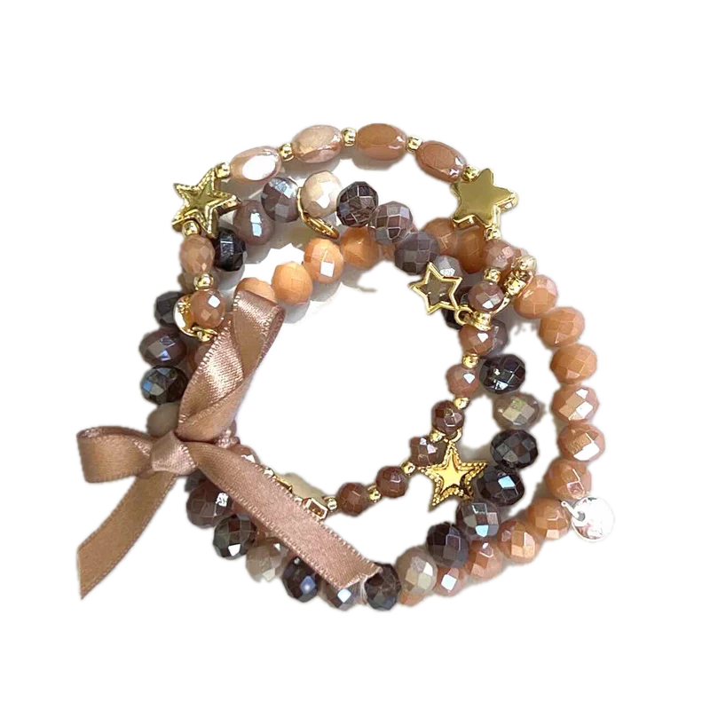Dreifaches Perlenarmband Braun & Gold mit Charms