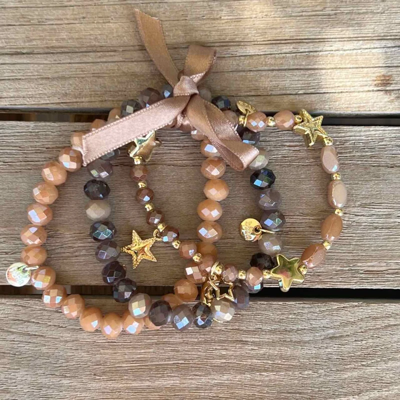 Dreifaches Perlenarmband Braun & Gold mit Charms