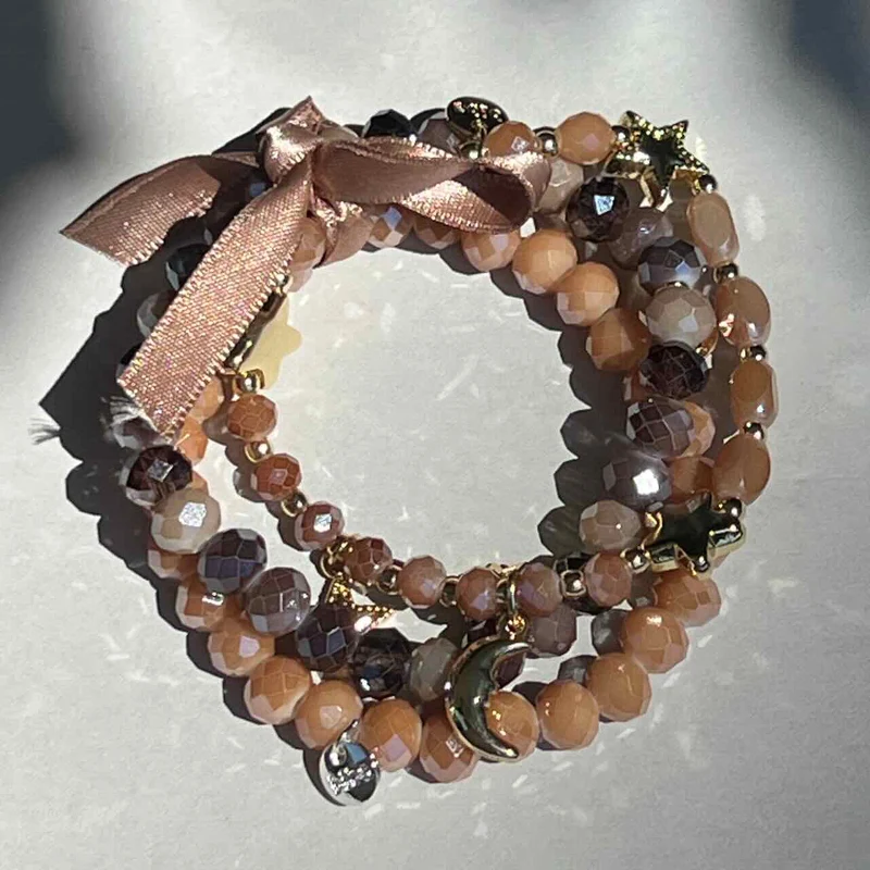 Dreifaches Perlenarmband Braun & Gold mit Charms