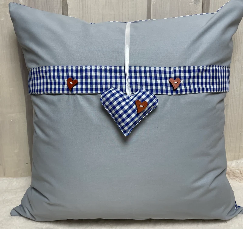 Landhausstil Kissenhülle * Kissenbezug * blau/weiß kariertes Dekokissen mit Herzanhänger