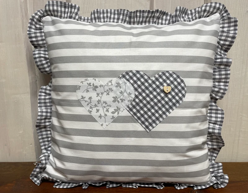 Landhausstil Kissenhülle * Kissenbezug mit Rüschen * Dekokissen * Herzen * grau/weiß