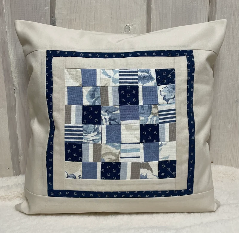 Patchwork Kissenhülle, Landhausstil Kissenbezug, blau / creme 40x40cm.