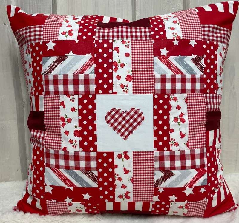 Patchwork Kissenhülle, Landhausstil Kissenbezug, rot/weiß 50x50cm.