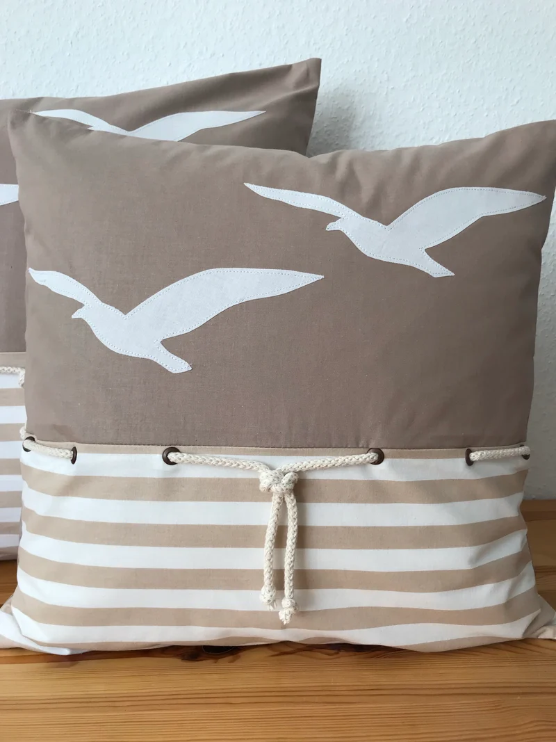 Maritime Kissenhülle, Landhausstil Dekokissen, Möwen beige/weiß gestreigft