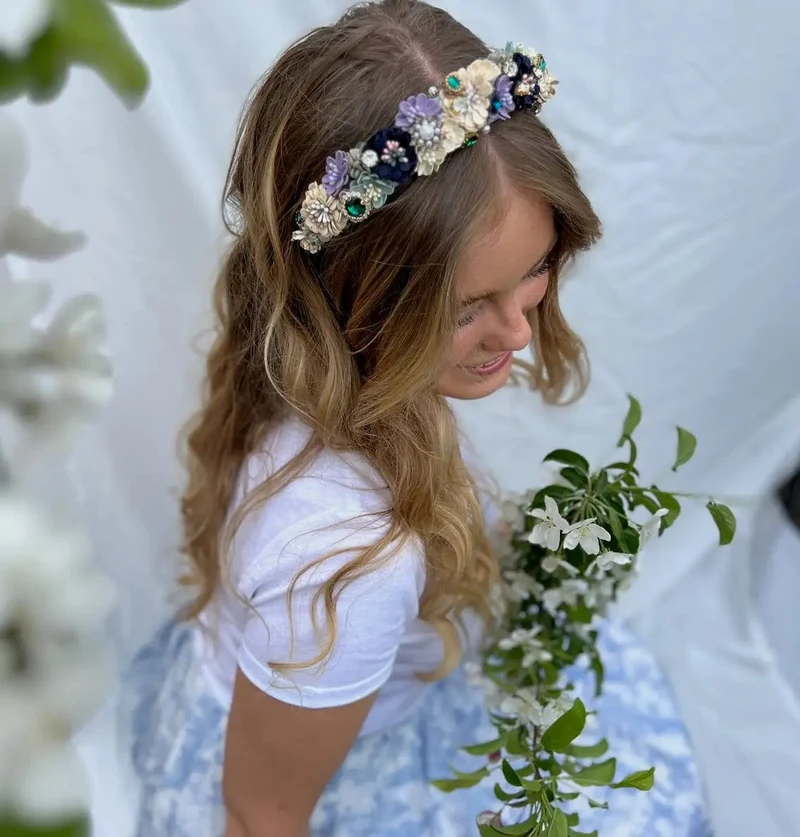 edler Blumen Haarreifen in hellblau
