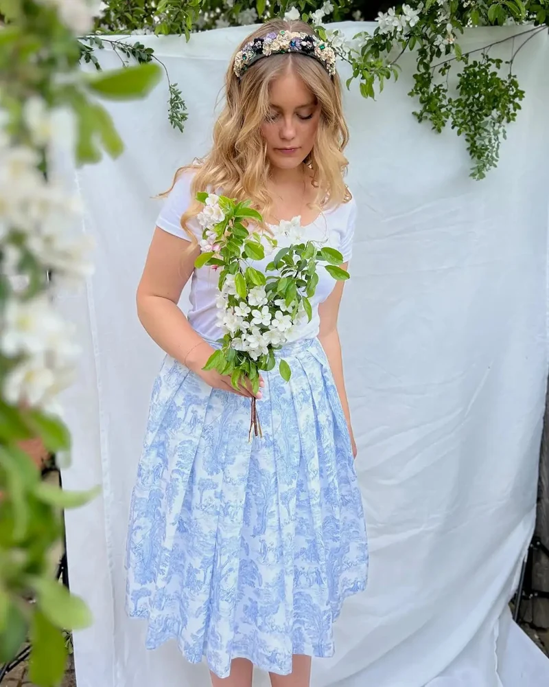 edler Blumen Haarreifen in hellblau