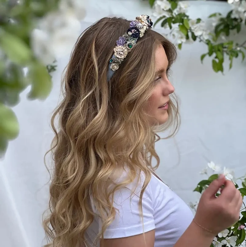 edler Blumen Haarreifen in hellblau