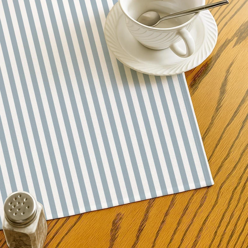 Hellblaue Tischdecke gestreift 100x100 cm – Modern & Pflegeleicht